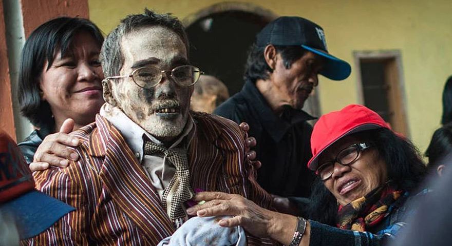 अनौठो प्रथा: जहाँ मरेका आफन्तको शव घरमै राखेर सेवा गरिन्छ र मन परेको सामान दिइन्छ